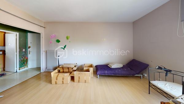 Emplacement recherché – Idéalement situé à Anglet, cet appartement T5 de 84,5 m² offre un cadre de vie pratique et agréable. 

Sa double orientation Sud/Nord garantit une belle luminosité tout au long de la journée. 
Proche des commerces, des écoles, des transports en commun et des axes principaux, il permet de rejoindre rapidement le centre de Bayonne, de Biarritz ou les plages angloyes.

Cet appartement nécessite un rafraîchissement (sols, peintures et cuisine), offrant ainsi un beau potentiel de personnalisation selon vos goûts.

Dans l’espace de vie : Un salon-salle à manger spacieux, ouvrant sur un grand balcon de 14 m² exposé Sud, idéal pour les repas en extérieur. Une loggia attenante à la cuisine complète cet espace.

Coin nuit : Actuellement configuré avec 3 grandes chambres (possibilité d'aménager facilement une 4ème chambre selon vos besoins).
Une salle d’eau comprenant une douche ainsi qu’un meuble vasque avec miroir. Un wc séparé.
Nombreux placards intégrés fonctionnels optimisent l'espace dans le couloir et les chambres.

Annexes : Une cave saine de 4,5 m² en rez-de-chaussée, facilitant le stockage (vélos, matériel, outillage, etc...)

Les points forts :
•	Potentiel d'évolution (3 ou 4 chambres).
•	Extérieur généreux avec le balcon de 14 m².
•	Localisation stratégique : secteur Maignon, parfait pour une vie de famille ou un investissement.
•	Logement fonctionnel avec de nombreux rangements.