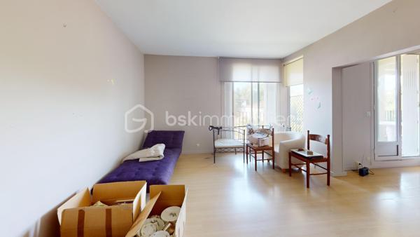 Emplacement recherché – Idéalement situé à Anglet, cet appartement T5 de 84,5 m² offre un cadre de vie pratique et agréable. 

Sa double orientation Sud/Nord garantit une belle luminosité tout au long de la journée. 
Proche des commerces, des écoles, des transports en commun et des axes principaux, il permet de rejoindre rapidement le centre de Bayonne, de Biarritz ou les plages angloyes.

Cet appartement nécessite un rafraîchissement (sols, peintures et cuisine), offrant ainsi un beau potentiel de personnalisation selon vos goûts.

Dans l’espace de vie : Un salon-salle à manger spacieux, ouvrant sur un grand balcon de 14 m² exposé Sud, idéal pour les repas en extérieur. Une loggia attenante à la cuisine complète cet espace.

Coin nuit : Actuellement configuré avec 3 grandes chambres (possibilité d'aménager facilement une 4ème chambre selon vos besoins).
Une salle d’eau comprenant une douche ainsi qu’un meuble vasque avec miroir. Un wc séparé.
Nombreux placards intégrés fonctionnels optimisent l'espace dans le couloir et les chambres.

Annexes : Une cave saine de 4,5 m² en rez-de-chaussée, facilitant le stockage (vélos, matériel, outillage, etc...)

Les points forts :
•	Potentiel d'évolution (3 ou 4 chambres).
•	Extérieur généreux avec le balcon de 14 m².
•	Localisation stratégique : secteur Maignon, parfait pour une vie de famille ou un investissement.
•	Logement fonctionnel avec de nombreux rangements.
