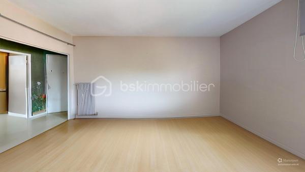 Emplacement recherché – Idéalement situé à Anglet, cet appartement T5 de 84,5 m² offre un cadre de vie pratique et agréable. 

Sa double orientation Sud/Nord garantit une belle luminosité tout au long de la journée. 
Proche des commerces, des écoles, des transports en commun et des axes principaux, il permet de rejoindre rapidement le centre de Bayonne, de Biarritz ou les plages angloyes.

Cet appartement nécessite un rafraîchissement (sols, peintures et cuisine), offrant ainsi un beau potentiel de personnalisation selon vos goûts.

Dans l’espace de vie : Un salon-salle à manger spacieux, ouvrant sur un grand balcon de 14 m² exposé Sud, idéal pour les repas en extérieur. Une loggia attenante à la cuisine complète cet espace.

Coin nuit : Actuellement configuré avec 3 grandes chambres (possibilité d'aménager facilement une 4ème chambre selon vos besoins).
Une salle d’eau comprenant une douche ainsi qu’un meuble vasque avec miroir. Un wc séparé.
Nombreux placards intégrés fonctionnels optimisent l'espace dans le couloir et les chambres.

Annexes : Une cave saine de 4,5 m² en rez-de-chaussée, facilitant le stockage (vélos, matériel, outillage, etc...)

Les points forts :
•	Potentiel d'évolution (3 ou 4 chambres).
•	Extérieur généreux avec le balcon de 14 m².
•	Localisation stratégique : secteur Maignon, parfait pour une vie de famille ou un investissement.
•	Logement fonctionnel avec de nombreux rangements.