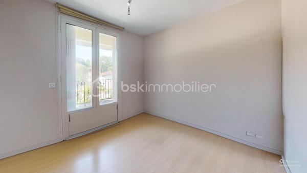 Emplacement recherché – Idéalement situé à Anglet, cet appartement T5 de 84,5 m² offre un cadre de vie pratique et agréable. 

Sa double orientation Sud/Nord garantit une belle luminosité tout au long de la journée. 
Proche des commerces, des écoles, des transports en commun et des axes principaux, il permet de rejoindre rapidement le centre de Bayonne, de Biarritz ou les plages angloyes.

Cet appartement nécessite un rafraîchissement (sols, peintures et cuisine), offrant ainsi un beau potentiel de personnalisation selon vos goûts.

Dans l’espace de vie : Un salon-salle à manger spacieux, ouvrant sur un grand balcon de 14 m² exposé Sud, idéal pour les repas en extérieur. Une loggia attenante à la cuisine complète cet espace.

Coin nuit : Actuellement configuré avec 3 grandes chambres (possibilité d'aménager facilement une 4ème chambre selon vos besoins).
Une salle d’eau comprenant une douche ainsi qu’un meuble vasque avec miroir. Un wc séparé.
Nombreux placards intégrés fonctionnels optimisent l'espace dans le couloir et les chambres.

Annexes : Une cave saine de 4,5 m² en rez-de-chaussée, facilitant le stockage (vélos, matériel, outillage, etc...)

Les points forts :
•	Potentiel d'évolution (3 ou 4 chambres).
•	Extérieur généreux avec le balcon de 14 m².
•	Localisation stratégique : secteur Maignon, parfait pour une vie de famille ou un investissement.
•	Logement fonctionnel avec de nombreux rangements.