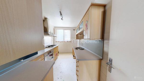 Emplacement recherché – Idéalement situé à Anglet, cet appartement T5 de 84,5 m² offre un cadre de vie pratique et agréable. 

Sa double orientation Sud/Nord garantit une belle luminosité tout au long de la journée. 
Proche des commerces, des écoles, des transports en commun et des axes principaux, il permet de rejoindre rapidement le centre de Bayonne, de Biarritz ou les plages angloyes.

Cet appartement nécessite un rafraîchissement (sols, peintures et cuisine), offrant ainsi un beau potentiel de personnalisation selon vos goûts.

Dans l’espace de vie : Un salon-salle à manger spacieux, ouvrant sur un grand balcon de 14 m² exposé Sud, idéal pour les repas en extérieur. Une loggia attenante à la cuisine complète cet espace.

Coin nuit : Actuellement configuré avec 3 grandes chambres (possibilité d'aménager facilement une 4ème chambre selon vos besoins).
Une salle d’eau comprenant une douche ainsi qu’un meuble vasque avec miroir. Un wc séparé.
Nombreux placards intégrés fonctionnels optimisent l'espace dans le couloir et les chambres.

Annexes : Une cave saine de 4,5 m² en rez-de-chaussée, facilitant le stockage (vélos, matériel, outillage, etc...)

Les points forts :
•	Potentiel d'évolution (3 ou 4 chambres).
•	Extérieur généreux avec le balcon de 14 m².
•	Localisation stratégique : secteur Maignon, parfait pour une vie de famille ou un investissement.
•	Logement fonctionnel avec de nombreux rangements.