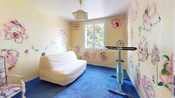 Emplacement recherché – Idéalement situé à Anglet, cet appartement T5 de 84,5 m² offre un cadre de vie pratique et agréable. 

Sa double orientation Sud/Nord garantit une belle luminosité tout au long de la journée. 
Proche des commerces, des écoles, des transports en commun et des axes principaux, il permet de rejoindre rapidement le centre de Bayonne, de Biarritz ou les plages angloyes.

Cet appartement nécessite un rafraîchissement (sols, peintures et cuisine), offrant ainsi un beau potentiel de personnalisation selon vos goûts.

Dans l’espace de vie : Un salon-salle à manger spacieux, ouvrant sur un grand balcon de 14 m² exposé Sud, idéal pour les repas en extérieur. Une loggia attenante à la cuisine complète cet espace.

Coin nuit : Actuellement configuré avec 3 grandes chambres (possibilité d'aménager facilement une 4ème chambre selon vos besoins).
Une salle d’eau comprenant une douche ainsi qu’un meuble vasque avec miroir. Un wc séparé.
Nombreux placards intégrés fonctionnels optimisent l'espace dans le couloir et les chambres.

Annexes : Une cave saine de 4,5 m² en rez-de-chaussée, facilitant le stockage (vélos, matériel, outillage, etc...)

Les points forts :
•	Potentiel d'évolution (3 ou 4 chambres).
•	Extérieur généreux avec le balcon de 14 m².
•	Localisation stratégique : secteur Maignon, parfait pour une vie de famille ou un investissement.
•	Logement fonctionnel avec de nombreux rangements.