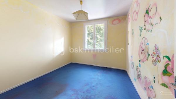 Emplacement recherché – Idéalement situé à Anglet, cet appartement T5 de 84,5 m² offre un cadre de vie pratique et agréable. 

Sa double orientation Sud/Nord garantit une belle luminosité tout au long de la journée. 
Proche des commerces, des écoles, des transports en commun et des axes principaux, il permet de rejoindre rapidement le centre de Bayonne, de Biarritz ou les plages angloyes.

Cet appartement nécessite un rafraîchissement (sols, peintures et cuisine), offrant ainsi un beau potentiel de personnalisation selon vos goûts.

Dans l’espace de vie : Un salon-salle à manger spacieux, ouvrant sur un grand balcon de 14 m² exposé Sud, idéal pour les repas en extérieur. Une loggia attenante à la cuisine complète cet espace.

Coin nuit : Actuellement configuré avec 3 grandes chambres (possibilité d'aménager facilement une 4ème chambre selon vos besoins).
Une salle d’eau comprenant une douche ainsi qu’un meuble vasque avec miroir. Un wc séparé.
Nombreux placards intégrés fonctionnels optimisent l'espace dans le couloir et les chambres.

Annexes : Une cave saine de 4,5 m² en rez-de-chaussée, facilitant le stockage (vélos, matériel, outillage, etc...)

Les points forts :
•	Potentiel d'évolution (3 ou 4 chambres).
•	Extérieur généreux avec le balcon de 14 m².
•	Localisation stratégique : secteur Maignon, parfait pour une vie de famille ou un investissement.
•	Logement fonctionnel avec de nombreux rangements.