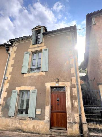 Maison ancienne - Belves BELVES CENTRE. MAGNIFIQUE, 2 RECEPTION, 3 CHAMBRES, 2.5 SALLES DE BAIN EN SUPERBE ETAT, AVEC TERRASSE, JARDIN ET VUES ININTERROMPUES SUR LA CAMPAGNE. TOUTES LES COMMODITÉS SONT ACCESSIBLES À PIED ! PF90316