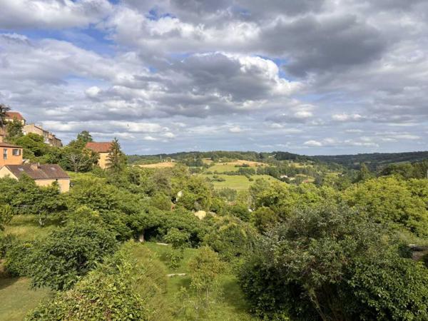 Maison ancienne - Belves BELVES CENTRE. MAGNIFIQUE, 2 RECEPTION, 3 CHAMBRES, 2.5 SALLES DE BAIN EN SUPERBE ETAT, AVEC TERRASSE, JARDIN ET VUES ININTERROMPUES SUR LA CAMPAGNE. TOUTES LES COMMODITÉS SONT ACCESSIBLES À PIED ! PF90316