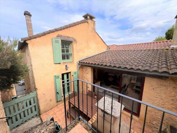 Maison ancienne - Belves BELVES CENTRE. MAGNIFIQUE, 2 RECEPTION, 3 CHAMBRES, 2.5 SALLES DE BAIN EN SUPERBE ETAT, AVEC TERRASSE, JARDIN ET VUES ININTERROMPUES SUR LA CAMPAGNE. TOUTES LES COMMODITÉS SONT ACCESSIBLES À PIED ! PF90316