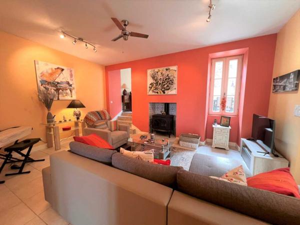 Maison ancienne - Belves BELVES CENTRE. MAGNIFIQUE, 2 RECEPTION, 3 CHAMBRES, 2.5 SALLES DE BAIN EN SUPERBE ETAT, AVEC TERRASSE, JARDIN ET VUES ININTERROMPUES SUR LA CAMPAGNE. TOUTES LES COMMODITÉS SONT ACCESSIBLES À PIED ! PF90316