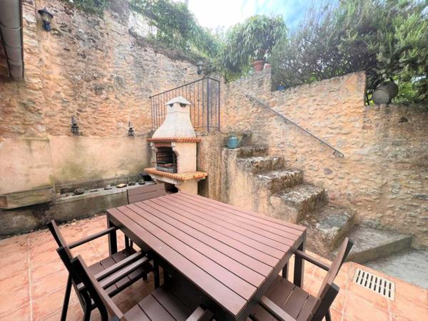 Maison ancienne - Belves BELVES CENTRE. MAGNIFIQUE, 2 RECEPTION, 3 CHAMBRES, 2.5 SALLES DE BAIN EN SUPERBE ETAT, AVEC TERRASSE, JARDIN ET VUES ININTERROMPUES SUR LA CAMPAGNE. TOUTES LES COMMODITÉS SONT ACCESSIBLES À PIED ! PF90316