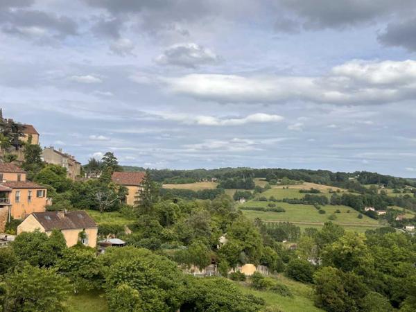 Maison ancienne - Belves BELVES CENTRE. MAGNIFIQUE, 2 RECEPTION, 3 CHAMBRES, 2.5 SALLES DE BAIN EN SUPERBE ETAT, AVEC TERRASSE, JARDIN ET VUES ININTERROMPUES SUR LA CAMPAGNE. TOUTES LES COMMODITÉS SONT ACCESSIBLES À PIED ! PF90316
