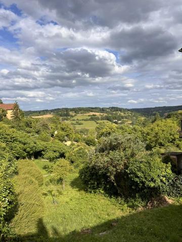 Maison ancienne - Belves BELVES CENTRE. MAGNIFIQUE, 2 RECEPTION, 3 CHAMBRES, 2.5 SALLES DE BAIN EN SUPERBE ETAT, AVEC TERRASSE, JARDIN ET VUES ININTERROMPUES SUR LA CAMPAGNE. TOUTES LES COMMODITÉS SONT ACCESSIBLES À PIED ! PF90316