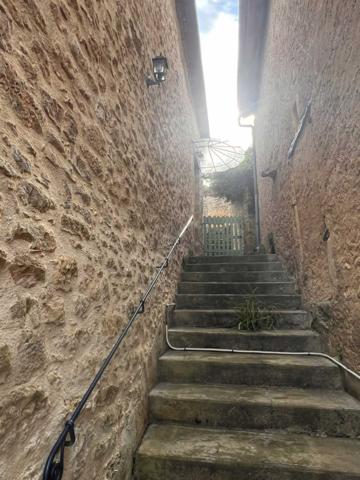 Maison ancienne - Belves BELVES CENTRE. MAGNIFIQUE, 2 RECEPTION, 3 CHAMBRES, 2.5 SALLES DE BAIN EN SUPERBE ETAT, AVEC TERRASSE, JARDIN ET VUES ININTERROMPUES SUR LA CAMPAGNE. TOUTES LES COMMODITÉS SONT ACCESSIBLES À PIED ! PF90316
