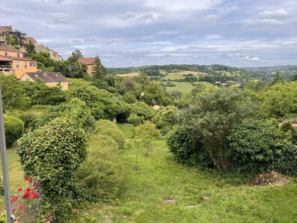 Maison ancienne - Belves BELVES CENTRE. MAGNIFIQUE, 2 RECEPTION, 3 CHAMBRES, 2.5 SALLES DE BAIN EN SUPERBE ETAT, AVEC TERRASSE, JARDIN ET VUES ININTERROMPUES SUR LA CAMPAGNE. TOUTES LES COMMODITÉS SONT ACCESSIBLES À PIED ! PF90316