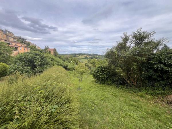 Maison ancienne - Belves BELVES CENTRE. MAGNIFIQUE, 2 RECEPTION, 3 CHAMBRES, 2.5 SALLES DE BAIN EN SUPERBE ETAT, AVEC TERRASSE, JARDIN ET VUES ININTERROMPUES SUR LA CAMPAGNE. TOUTES LES COMMODITÉS SONT ACCESSIBLES À PIED ! PF90316