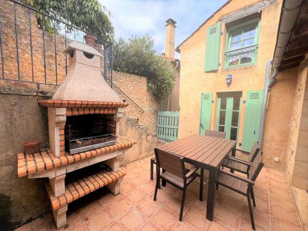 Maison ancienne - Belves BELVES CENTRE. MAGNIFIQUE, 2 RECEPTION, 3 CHAMBRES, 2.5 SALLES DE BAIN EN SUPERBE ETAT, AVEC TERRASSE, JARDIN ET VUES ININTERROMPUES SUR LA CAMPAGNE. TOUTES LES COMMODITÉS SONT ACCESSIBLES À PIED ! PF90316