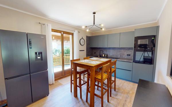 Maison à vendre    6 pièces •  Mance