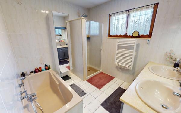 Maison à vendre    6 pièces •  Mance