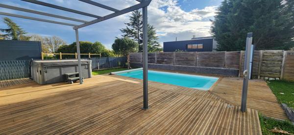 ITEUIL - MAISON CONTEMPORAINE PLAIN-PIED - 4 CHAMBRES - PISCINE & JACUZZI