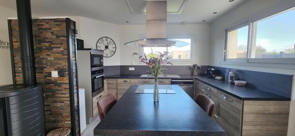 ITEUIL - MAISON CONTEMPORAINE PLAIN-PIED - 4 CHAMBRES - PISCINE & JACUZZI