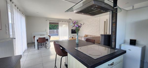 ITEUIL - MAISON CONTEMPORAINE PLAIN-PIED - 4 CHAMBRES - PISCINE & JACUZZI