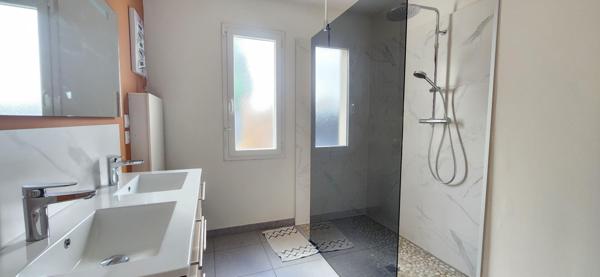 ITEUIL - MAISON CONTEMPORAINE PLAIN-PIED - 4 CHAMBRES - PISCINE & JACUZZI