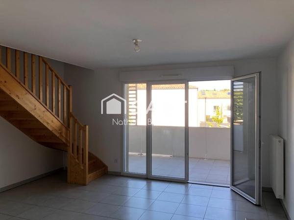 L'Isle proche centre et commerces : beau duplex avec terrasse et 2 places de parking