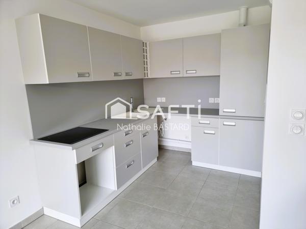 L'Isle proche centre et commerces : beau duplex avec terrasse et 2 places de parking