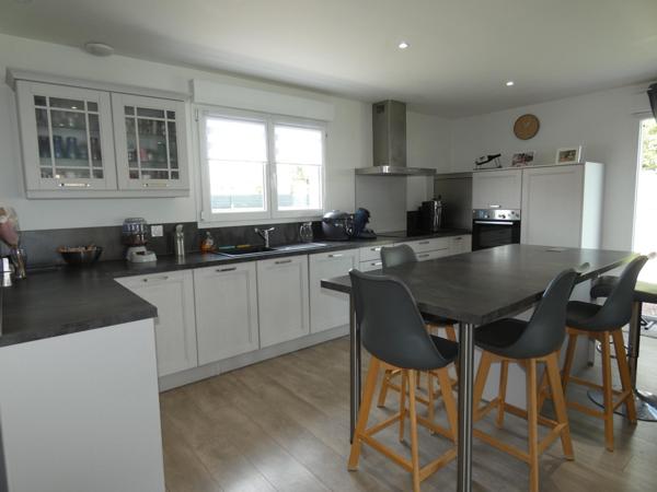 Pavillon, 126 m² 5 pièces , 4 chambres.