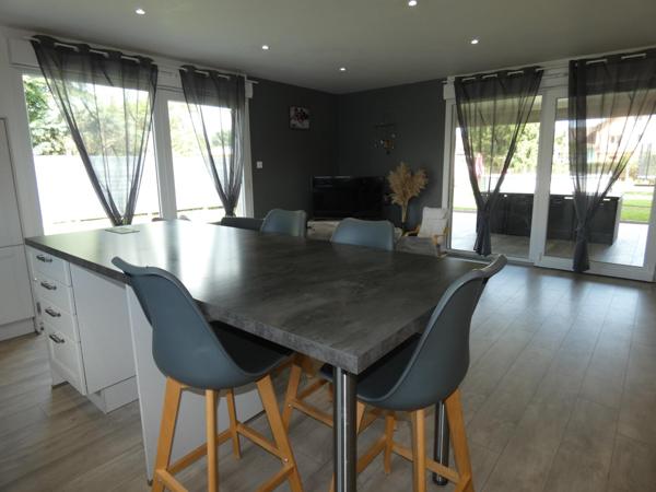 Pavillon, 126 m² 5 pièces , 4 chambres.