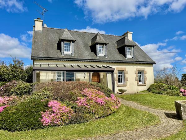 Goudelin (22290) Maison grands volumes avec Jardin arboré & dépendances sur 1 900 m² de terrain.