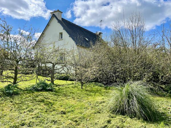 Goudelin (22290) Maison grands volumes avec Jardin arboré & dépendances sur 1 900 m² de terrain.