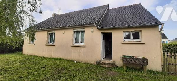 Maison de plain-pied 
Entrée, cuisine, séjour, 2 chambres, salle d'eau, W.C.
Garage
Jardin