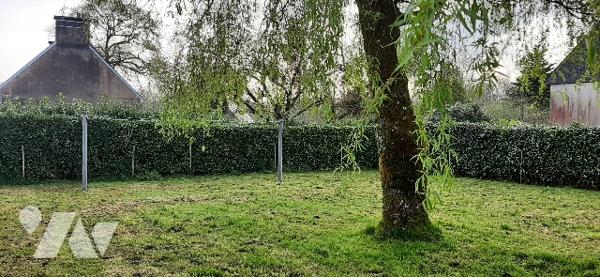 Maison de plain-pied 
Entrée, cuisine, séjour, 2 chambres, salle d'eau, W.C.
Garage
Jardin