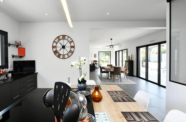 Unique à la vente – Elégante villa d’architecte aux portes de l’océan