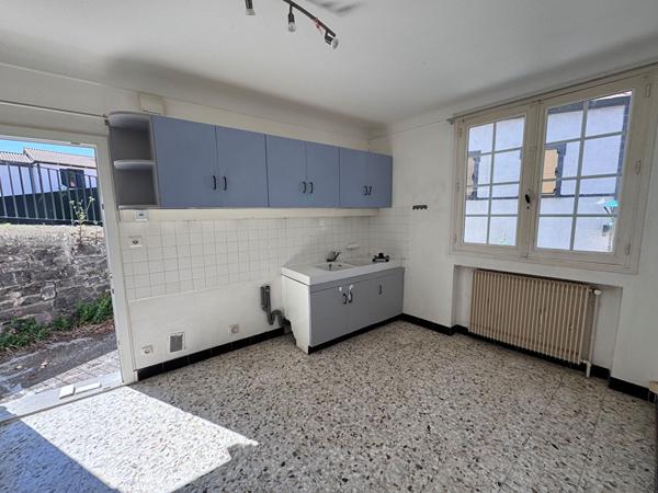 Immeuble de 3 appartements distincts + garage à Enval