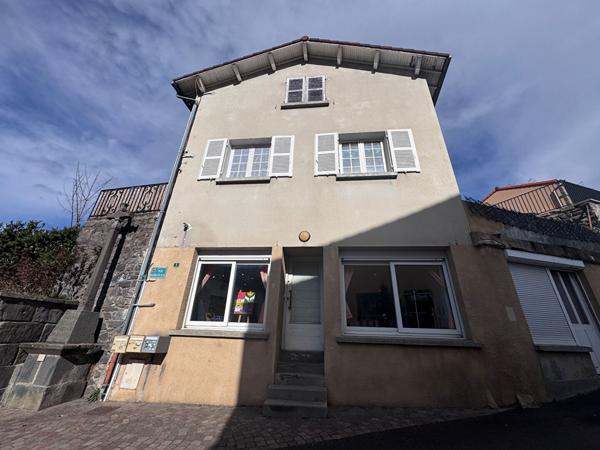 Immeuble de 3 appartements distincts + garage à Enval