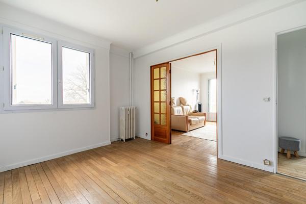 Appartement au 6ème de 61m2 au sien d'un parc verdoyant au calme.