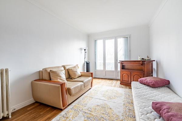 Appartement au 6ème de 61m2 au sien d'un parc verdoyant au calme.