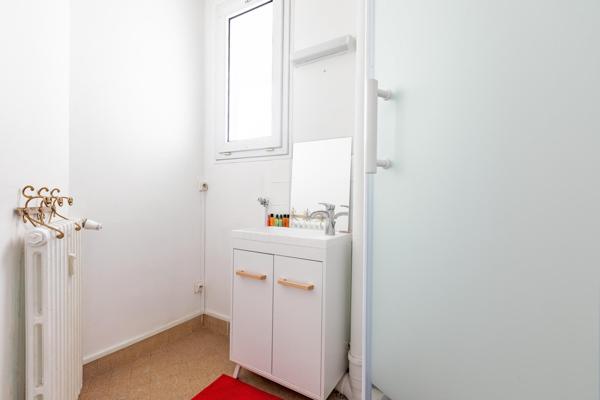 Appartement au 6ème de 61m2 au sien d'un parc verdoyant au calme.