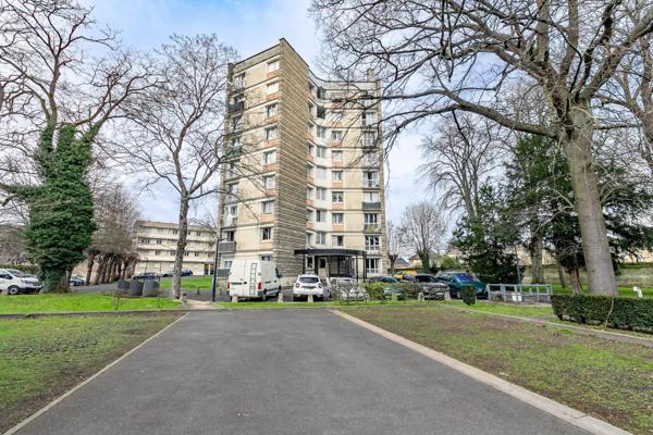 Appartement au 6ème de 61m2 au sien d'un parc verdoyant au calme.