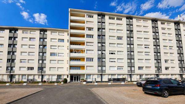À seulement quelques minutes du centre d'Orléans, découvrez ce bel appartement de 59 m², situé au 6ᵉ étage avec ascenseur d'une résidence sécurisée des années 60-70, bénéficiant d'un ravalement de façade avec isolation thermique par l'extérieur déjà réalisé en 2017. Cet immeuble est idéalement situé à proximité des commerces, des écoles, des transports en commun et des principaux axes de circulation.

Dès l'entrée, vous découvrirez un placard intégré, pratique pour le rangement. Vous serez ensuite séduit par une belle pièce de vie de près de 26 m², particulièrement lumineuse grâce à son étage élevé, avec une cuisine ouverte sur le séjour, offrant un espace convivial et agréable au quotidien.

L'espace nuit comprend deux chambres, une salle de bains équipée d'une baignoire, d'un meuble vasque et d'un emplacement pour machine à laver, ainsi qu'un WC indépendant.

En complément, ce bien dispose d'une cave privative et d'une place de stationnement aérienne au sein de la résidence.

La copropriété est sécurisée par un portail motorisé et un interphone, avec la présence d'un gardien. Les espaces verts et les parties communes sont régulièrement entretenus.

Les charges de copropriété comprennent :
- le chauffage au sol collectif ;
- l'entretien de l'ascenseur ;
- le gardien ;
- l'électricité des parties communes ;
- l'entretien des espaces verts ;
- l'entretien des parties communes intérieures.

Seules restent à votre charge la production d'eau chaude individuelle au gaz ainsi que votre consommation d'électricité, vous permettant de maîtriser vos dépenses (à ce jour d'un montant de 60€ par mois).

Un appartement lumineux, fonctionnel et idéalement situé, parfait pour un premier achat, un jeune couple ou un investissement.

À visiter sans tarder !

** Visite virtuelle sur demande après échange téléphonique **