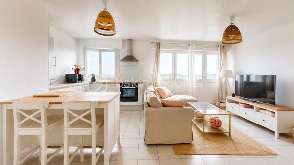 À seulement quelques minutes du centre d'Orléans, découvrez ce bel appartement de 59 m², situé au 6ᵉ étage avec ascenseur d'une résidence sécurisée des années 60-70, bénéficiant d'un ravalement de façade avec isolation thermique par l'extérieur déjà réalisé en 2017. Cet immeuble est idéalement situé à proximité des commerces, des écoles, des transports en commun et des principaux axes de circulation.

Dès l'entrée, vous découvrirez un placard intégré, pratique pour le rangement. Vous serez ensuite séduit par une belle pièce de vie de près de 26 m², particulièrement lumineuse grâce à son étage élevé, avec une cuisine ouverte sur le séjour, offrant un espace convivial et agréable au quotidien.

L'espace nuit comprend deux chambres, une salle de bains équipée d'une baignoire, d'un meuble vasque et d'un emplacement pour machine à laver, ainsi qu'un WC indépendant.

En complément, ce bien dispose d'une cave privative et d'une place de stationnement aérienne au sein de la résidence.

La copropriété est sécurisée par un portail motorisé et un interphone, avec la présence d'un gardien. Les espaces verts et les parties communes sont régulièrement entretenus.

Les charges de copropriété comprennent :
- le chauffage au sol collectif ;
- l'entretien de l'ascenseur ;
- le gardien ;
- l'électricité des parties communes ;
- l'entretien des espaces verts ;
- l'entretien des parties communes intérieures.

Seules restent à votre charge la production d'eau chaude individuelle au gaz ainsi que votre consommation d'électricité, vous permettant de maîtriser vos dépenses (à ce jour d'un montant de 60€ par mois).

Un appartement lumineux, fonctionnel et idéalement situé, parfait pour un premier achat, un jeune couple ou un investissement.

À visiter sans tarder !

** Visite virtuelle sur demande après échange téléphonique **