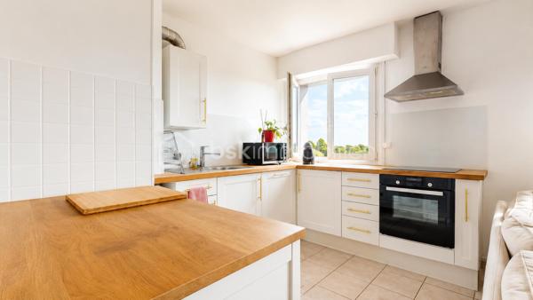 À seulement quelques minutes du centre d'Orléans, découvrez ce bel appartement de 59 m², situé au 6ᵉ étage avec ascenseur d'une résidence sécurisée des années 60-70, bénéficiant d'un ravalement de façade avec isolation thermique par l'extérieur déjà réalisé en 2017. Cet immeuble est idéalement situé à proximité des commerces, des écoles, des transports en commun et des principaux axes de circulation.

Dès l'entrée, vous découvrirez un placard intégré, pratique pour le rangement. Vous serez ensuite séduit par une belle pièce de vie de près de 26 m², particulièrement lumineuse grâce à son étage élevé, avec une cuisine ouverte sur le séjour, offrant un espace convivial et agréable au quotidien.

L'espace nuit comprend deux chambres, une salle de bains équipée d'une baignoire, d'un meuble vasque et d'un emplacement pour machine à laver, ainsi qu'un WC indépendant.

En complément, ce bien dispose d'une cave privative et d'une place de stationnement aérienne au sein de la résidence.

La copropriété est sécurisée par un portail motorisé et un interphone, avec la présence d'un gardien. Les espaces verts et les parties communes sont régulièrement entretenus.

Les charges de copropriété comprennent :
- le chauffage au sol collectif ;
- l'entretien de l'ascenseur ;
- le gardien ;
- l'électricité des parties communes ;
- l'entretien des espaces verts ;
- l'entretien des parties communes intérieures.

Seules restent à votre charge la production d'eau chaude individuelle au gaz ainsi que votre consommation d'électricité, vous permettant de maîtriser vos dépenses (à ce jour d'un montant de 60€ par mois).

Un appartement lumineux, fonctionnel et idéalement situé, parfait pour un premier achat, un jeune couple ou un investissement.

À visiter sans tarder !

** Visite virtuelle sur demande après échange téléphonique **
