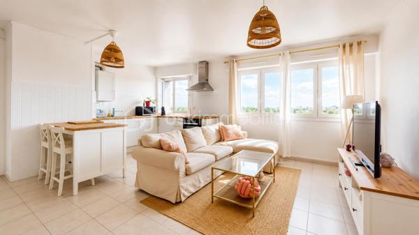 À seulement quelques minutes du centre d'Orléans, découvrez ce bel appartement de 59 m², situé au 6ᵉ étage avec ascenseur d'une résidence sécurisée des années 60-70, bénéficiant d'un ravalement de façade avec isolation thermique par l'extérieur déjà réalisé en 2017. Cet immeuble est idéalement situé à proximité des commerces, des écoles, des transports en commun et des principaux axes de circulation.

Dès l'entrée, vous découvrirez un placard intégré, pratique pour le rangement. Vous serez ensuite séduit par une belle pièce de vie de près de 26 m², particulièrement lumineuse grâce à son étage élevé, avec une cuisine ouverte sur le séjour, offrant un espace convivial et agréable au quotidien.

L'espace nuit comprend deux chambres, une salle de bains équipée d'une baignoire, d'un meuble vasque et d'un emplacement pour machine à laver, ainsi qu'un WC indépendant.

En complément, ce bien dispose d'une cave privative et d'une place de stationnement aérienne au sein de la résidence.

La copropriété est sécurisée par un portail motorisé et un interphone, avec la présence d'un gardien. Les espaces verts et les parties communes sont régulièrement entretenus.

Les charges de copropriété comprennent :
- le chauffage au sol collectif ;
- l'entretien de l'ascenseur ;
- le gardien ;
- l'électricité des parties communes ;
- l'entretien des espaces verts ;
- l'entretien des parties communes intérieures.

Seules restent à votre charge la production d'eau chaude individuelle au gaz ainsi que votre consommation d'électricité, vous permettant de maîtriser vos dépenses (à ce jour d'un montant de 60€ par mois).

Un appartement lumineux, fonctionnel et idéalement situé, parfait pour un premier achat, un jeune couple ou un investissement.

À visiter sans tarder !

** Visite virtuelle sur demande après échange téléphonique **