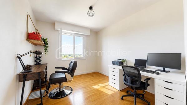 À seulement quelques minutes du centre d'Orléans, découvrez ce bel appartement de 59 m², situé au 6ᵉ étage avec ascenseur d'une résidence sécurisée des années 60-70, bénéficiant d'un ravalement de façade avec isolation thermique par l'extérieur déjà réalisé en 2017. Cet immeuble est idéalement situé à proximité des commerces, des écoles, des transports en commun et des principaux axes de circulation.

Dès l'entrée, vous découvrirez un placard intégré, pratique pour le rangement. Vous serez ensuite séduit par une belle pièce de vie de près de 26 m², particulièrement lumineuse grâce à son étage élevé, avec une cuisine ouverte sur le séjour, offrant un espace convivial et agréable au quotidien.

L'espace nuit comprend deux chambres, une salle de bains équipée d'une baignoire, d'un meuble vasque et d'un emplacement pour machine à laver, ainsi qu'un WC indépendant.

En complément, ce bien dispose d'une cave privative et d'une place de stationnement aérienne au sein de la résidence.

La copropriété est sécurisée par un portail motorisé et un interphone, avec la présence d'un gardien. Les espaces verts et les parties communes sont régulièrement entretenus.

Les charges de copropriété comprennent :
- le chauffage au sol collectif ;
- l'entretien de l'ascenseur ;
- le gardien ;
- l'électricité des parties communes ;
- l'entretien des espaces verts ;
- l'entretien des parties communes intérieures.

Seules restent à votre charge la production d'eau chaude individuelle au gaz ainsi que votre consommation d'électricité, vous permettant de maîtriser vos dépenses (à ce jour d'un montant de 60€ par mois).

Un appartement lumineux, fonctionnel et idéalement situé, parfait pour un premier achat, un jeune couple ou un investissement.

À visiter sans tarder !

** Visite virtuelle sur demande après échange téléphonique **