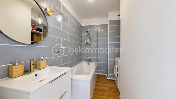 À seulement quelques minutes du centre d'Orléans, découvrez ce bel appartement de 59 m², situé au 6ᵉ étage avec ascenseur d'une résidence sécurisée des années 60-70, bénéficiant d'un ravalement de façade avec isolation thermique par l'extérieur déjà réalisé en 2017. Cet immeuble est idéalement situé à proximité des commerces, des écoles, des transports en commun et des principaux axes de circulation.

Dès l'entrée, vous découvrirez un placard intégré, pratique pour le rangement. Vous serez ensuite séduit par une belle pièce de vie de près de 26 m², particulièrement lumineuse grâce à son étage élevé, avec une cuisine ouverte sur le séjour, offrant un espace convivial et agréable au quotidien.

L'espace nuit comprend deux chambres, une salle de bains équipée d'une baignoire, d'un meuble vasque et d'un emplacement pour machine à laver, ainsi qu'un WC indépendant.

En complément, ce bien dispose d'une cave privative et d'une place de stationnement aérienne au sein de la résidence.

La copropriété est sécurisée par un portail motorisé et un interphone, avec la présence d'un gardien. Les espaces verts et les parties communes sont régulièrement entretenus.

Les charges de copropriété comprennent :
- le chauffage au sol collectif ;
- l'entretien de l'ascenseur ;
- le gardien ;
- l'électricité des parties communes ;
- l'entretien des espaces verts ;
- l'entretien des parties communes intérieures.

Seules restent à votre charge la production d'eau chaude individuelle au gaz ainsi que votre consommation d'électricité, vous permettant de maîtriser vos dépenses (à ce jour d'un montant de 60€ par mois).

Un appartement lumineux, fonctionnel et idéalement situé, parfait pour un premier achat, un jeune couple ou un investissement.

À visiter sans tarder !

** Visite virtuelle sur demande après échange téléphonique **