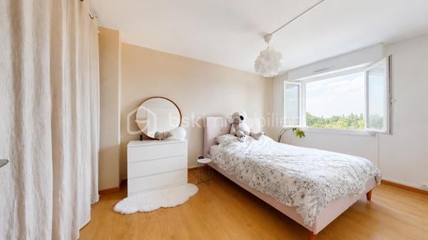 À seulement quelques minutes du centre d'Orléans, découvrez ce bel appartement de 59 m², situé au 6ᵉ étage avec ascenseur d'une résidence sécurisée des années 60-70, bénéficiant d'un ravalement de façade avec isolation thermique par l'extérieur déjà réalisé en 2017. Cet immeuble est idéalement situé à proximité des commerces, des écoles, des transports en commun et des principaux axes de circulation.

Dès l'entrée, vous découvrirez un placard intégré, pratique pour le rangement. Vous serez ensuite séduit par une belle pièce de vie de près de 26 m², particulièrement lumineuse grâce à son étage élevé, avec une cuisine ouverte sur le séjour, offrant un espace convivial et agréable au quotidien.

L'espace nuit comprend deux chambres, une salle de bains équipée d'une baignoire, d'un meuble vasque et d'un emplacement pour machine à laver, ainsi qu'un WC indépendant.

En complément, ce bien dispose d'une cave privative et d'une place de stationnement aérienne au sein de la résidence.

La copropriété est sécurisée par un portail motorisé et un interphone, avec la présence d'un gardien. Les espaces verts et les parties communes sont régulièrement entretenus.

Les charges de copropriété comprennent :
- le chauffage au sol collectif ;
- l'entretien de l'ascenseur ;
- le gardien ;
- l'électricité des parties communes ;
- l'entretien des espaces verts ;
- l'entretien des parties communes intérieures.

Seules restent à votre charge la production d'eau chaude individuelle au gaz ainsi que votre consommation d'électricité, vous permettant de maîtriser vos dépenses (à ce jour d'un montant de 60€ par mois).

Un appartement lumineux, fonctionnel et idéalement situé, parfait pour un premier achat, un jeune couple ou un investissement.

À visiter sans tarder !

** Visite virtuelle sur demande après échange téléphonique **