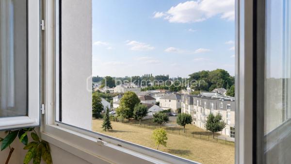 À seulement quelques minutes du centre d'Orléans, découvrez ce bel appartement de 59 m², situé au 6ᵉ étage avec ascenseur d'une résidence sécurisée des années 60-70, bénéficiant d'un ravalement de façade avec isolation thermique par l'extérieur déjà réalisé en 2017. Cet immeuble est idéalement situé à proximité des commerces, des écoles, des transports en commun et des principaux axes de circulation.

Dès l'entrée, vous découvrirez un placard intégré, pratique pour le rangement. Vous serez ensuite séduit par une belle pièce de vie de près de 26 m², particulièrement lumineuse grâce à son étage élevé, avec une cuisine ouverte sur le séjour, offrant un espace convivial et agréable au quotidien.

L'espace nuit comprend deux chambres, une salle de bains équipée d'une baignoire, d'un meuble vasque et d'un emplacement pour machine à laver, ainsi qu'un WC indépendant.

En complément, ce bien dispose d'une cave privative et d'une place de stationnement aérienne au sein de la résidence.

La copropriété est sécurisée par un portail motorisé et un interphone, avec la présence d'un gardien. Les espaces verts et les parties communes sont régulièrement entretenus.

Les charges de copropriété comprennent :
- le chauffage au sol collectif ;
- l'entretien de l'ascenseur ;
- le gardien ;
- l'électricité des parties communes ;
- l'entretien des espaces verts ;
- l'entretien des parties communes intérieures.

Seules restent à votre charge la production d'eau chaude individuelle au gaz ainsi que votre consommation d'électricité, vous permettant de maîtriser vos dépenses (à ce jour d'un montant de 60€ par mois).

Un appartement lumineux, fonctionnel et idéalement situé, parfait pour un premier achat, un jeune couple ou un investissement.

À visiter sans tarder !

** Visite virtuelle sur demande après échange téléphonique **