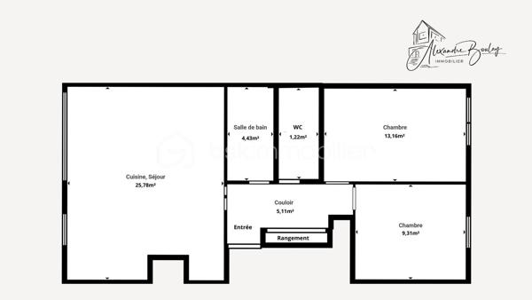 À seulement quelques minutes du centre d'Orléans, découvrez ce bel appartement de 59 m², situé au 6ᵉ étage avec ascenseur d'une résidence sécurisée des années 60-70, bénéficiant d'un ravalement de façade avec isolation thermique par l'extérieur déjà réalisé en 2017. Cet immeuble est idéalement situé à proximité des commerces, des écoles, des transports en commun et des principaux axes de circulation.

Dès l'entrée, vous découvrirez un placard intégré, pratique pour le rangement. Vous serez ensuite séduit par une belle pièce de vie de près de 26 m², particulièrement lumineuse grâce à son étage élevé, avec une cuisine ouverte sur le séjour, offrant un espace convivial et agréable au quotidien.

L'espace nuit comprend deux chambres, une salle de bains équipée d'une baignoire, d'un meuble vasque et d'un emplacement pour machine à laver, ainsi qu'un WC indépendant.

En complément, ce bien dispose d'une cave privative et d'une place de stationnement aérienne au sein de la résidence.

La copropriété est sécurisée par un portail motorisé et un interphone, avec la présence d'un gardien. Les espaces verts et les parties communes sont régulièrement entretenus.

Les charges de copropriété comprennent :
- le chauffage au sol collectif ;
- l'entretien de l'ascenseur ;
- le gardien ;
- l'électricité des parties communes ;
- l'entretien des espaces verts ;
- l'entretien des parties communes intérieures.

Seules restent à votre charge la production d'eau chaude individuelle au gaz ainsi que votre consommation d'électricité, vous permettant de maîtriser vos dépenses (à ce jour d'un montant de 60€ par mois).

Un appartement lumineux, fonctionnel et idéalement situé, parfait pour un premier achat, un jeune couple ou un investissement.

À visiter sans tarder !

** Visite virtuelle sur demande après échange téléphonique **