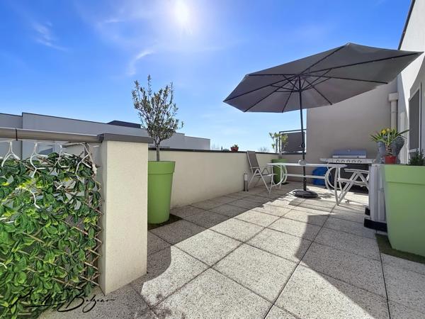 Appartement à vendre 5 pièces SAINT FONS (69🏡 SAINT-FONS – T5 DERNIER de 104 m² ÉTAGE AVEC TERRASSE 26 m² – RÉSIDENCE RÉCENTE
