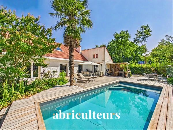 Belle maison idéale pour la famille avec grand jardin, terrasse et piscine en vente à Sautron (44880)